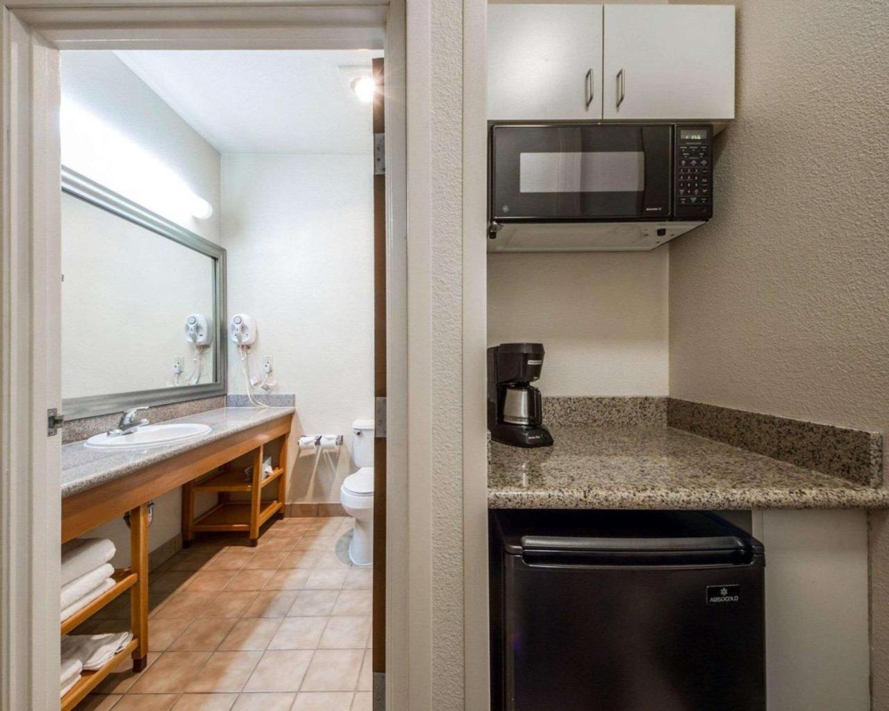Comfort Inn & Suites Oakland Airport Bagian luar foto