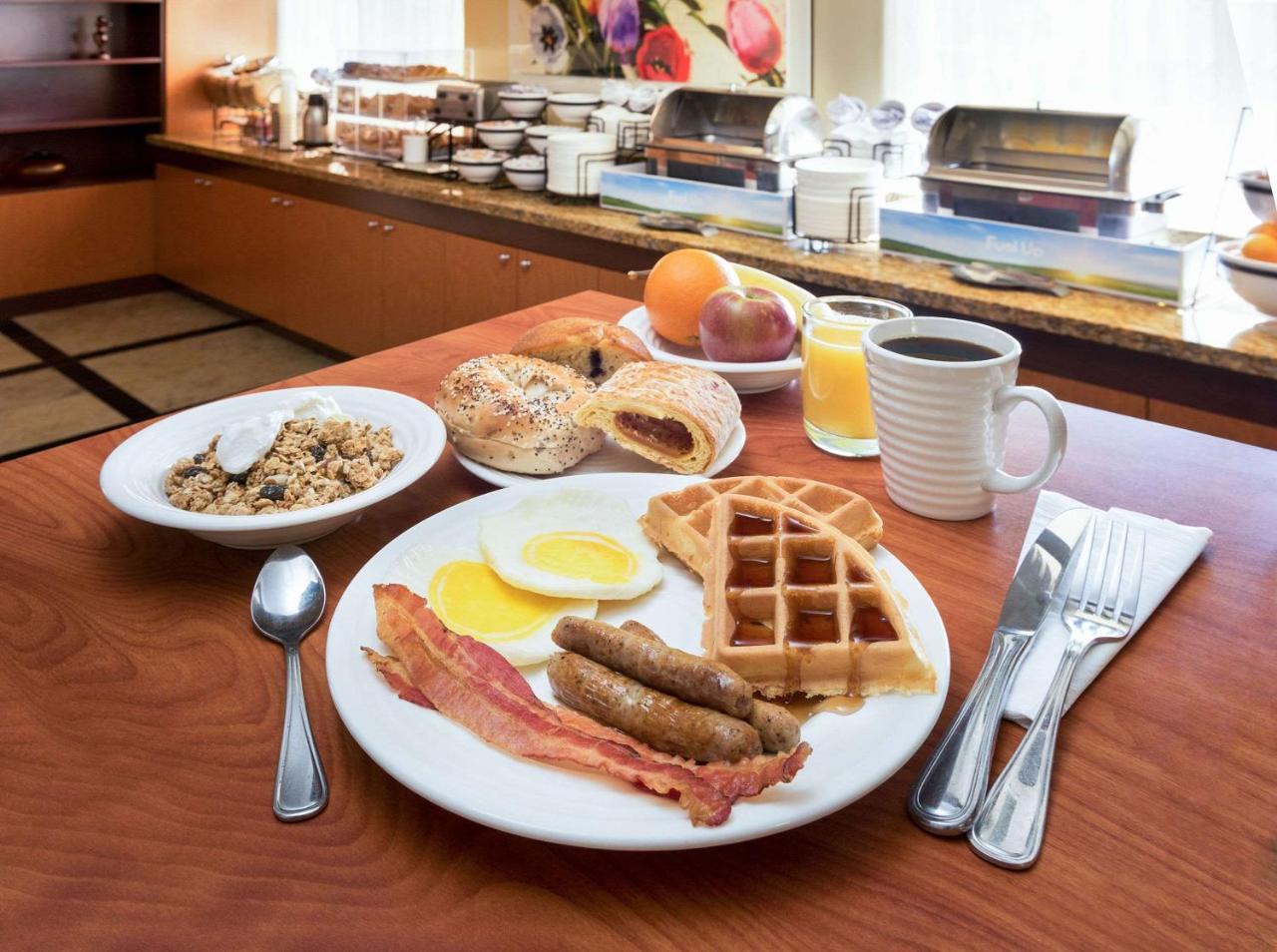 Comfort Inn & Suites Oakland Airport Bagian luar foto