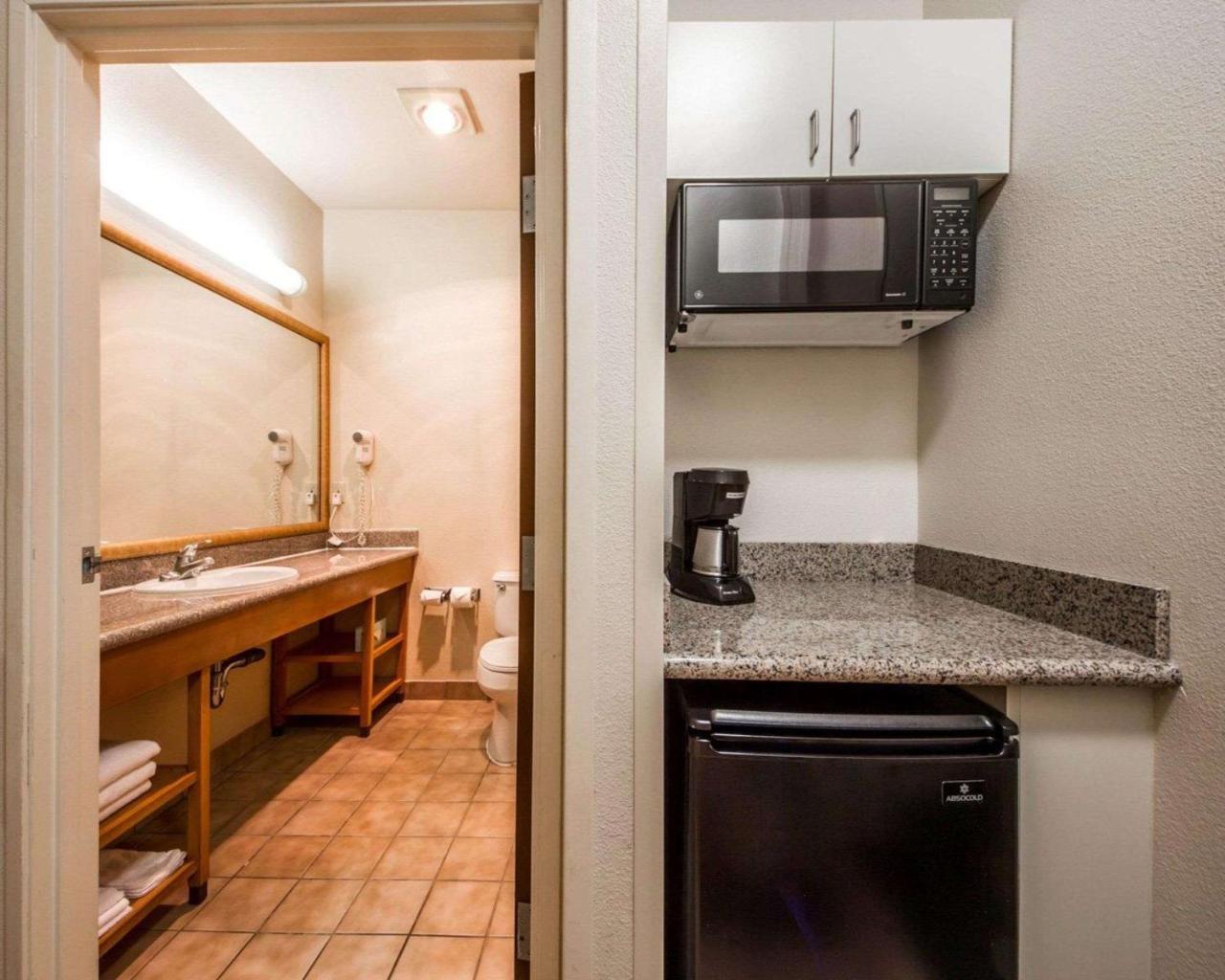 Comfort Inn & Suites Oakland Airport Bagian luar foto